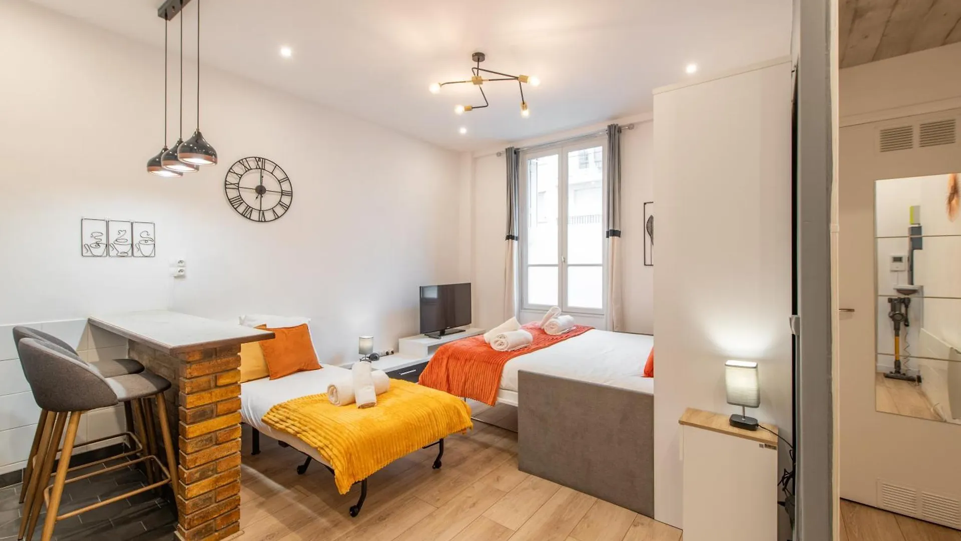 Апартаменты Cozy & Central Fully Equipped Studio 5 Min Walk To Metro, Montparnasse Neighbourhood Париж