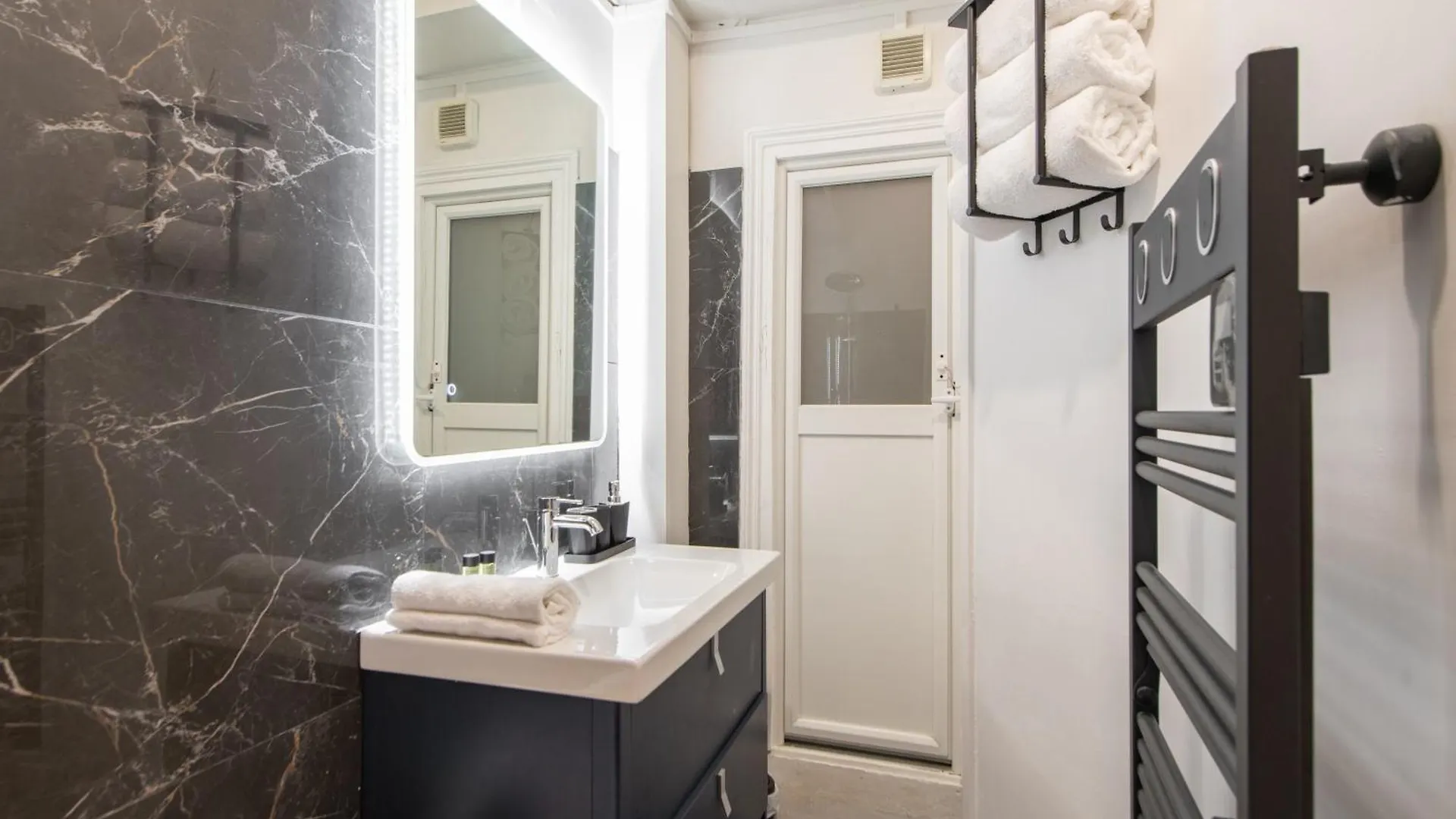Cozy & Central Fully Equipped Studio 5 Min Walk To Metro, Montparnasse Neighbourhood Paris Apartment